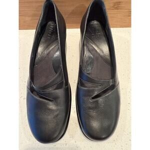 Clarks Artisan Collection Women Closed‎ Toe Pumps. Black. 8.5 Narrow.